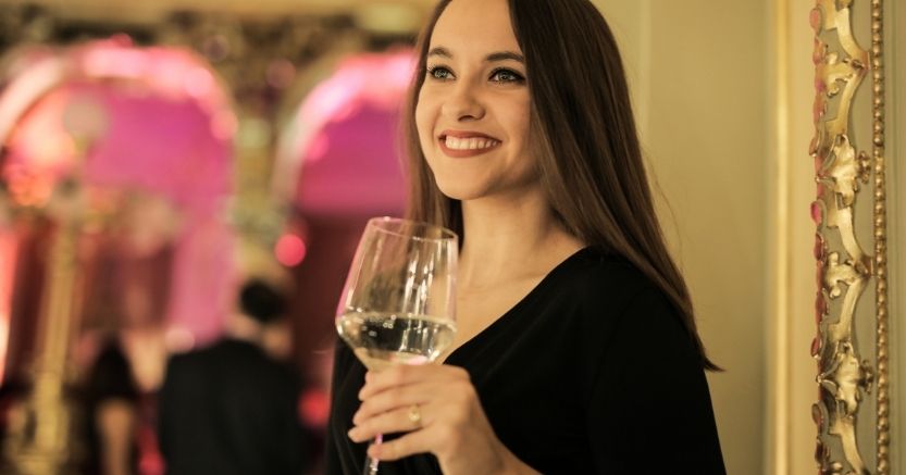 holding wine glass. How to hold a wine glass Reddit